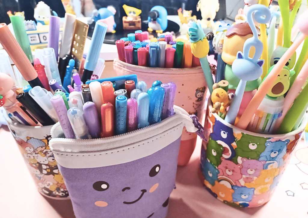 Lots of pens in pencil cases for all sizes and colors.