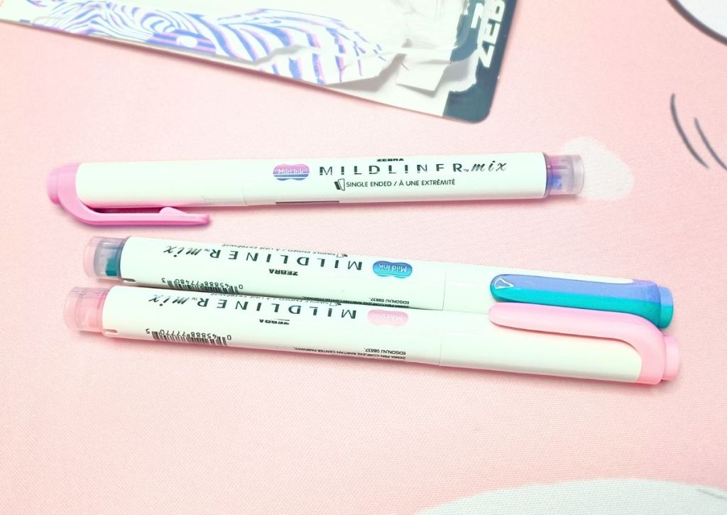 White pens with double-colored caps and the words Mildliner Mix on them.