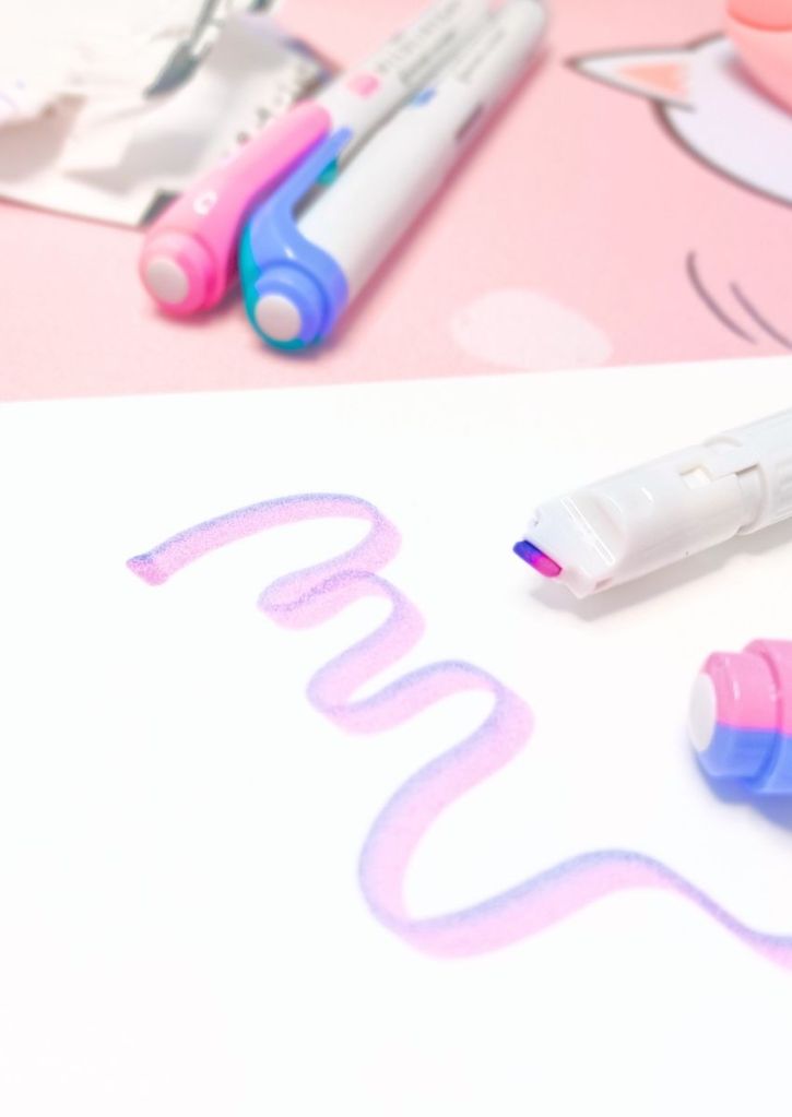 A double color tip and swatch of pastel highlighter.